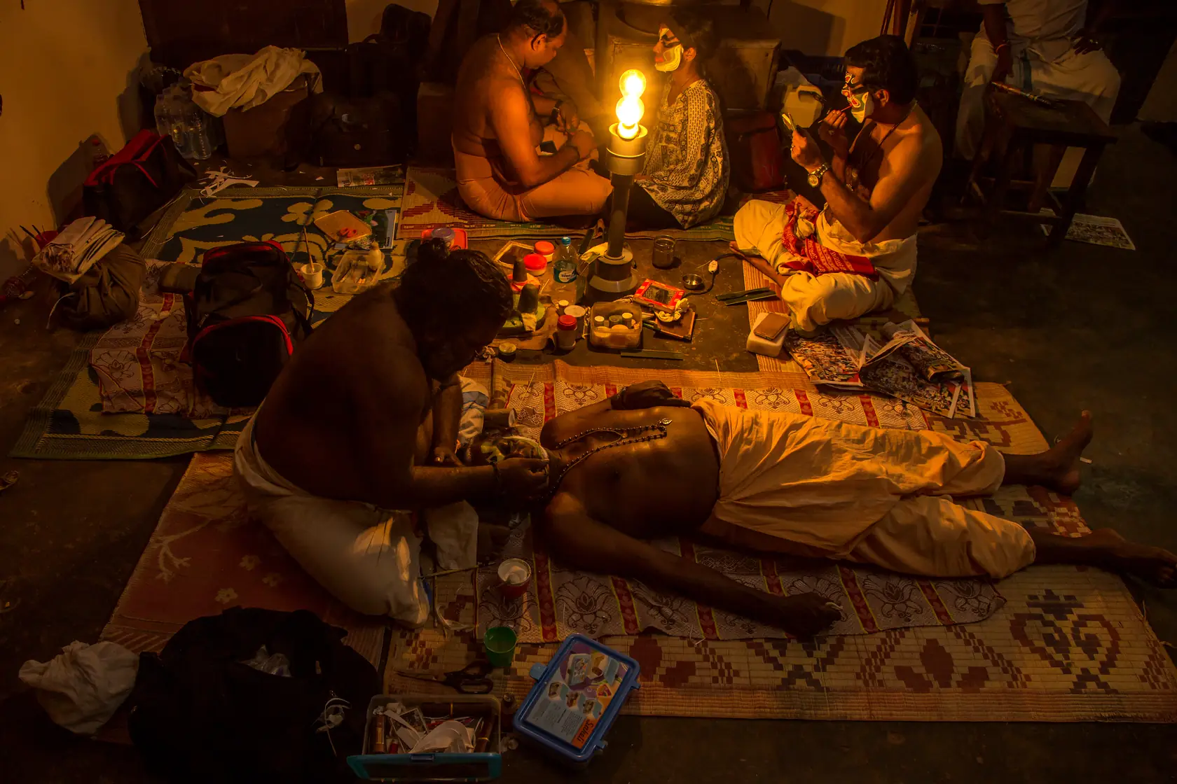 Kathakali performer s propracovaným zeleným líčením obličeje a zdobnou pokrývkou hlavy