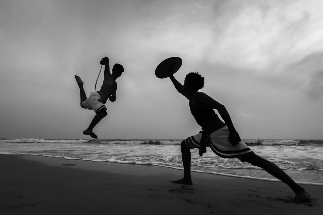 Praktikující Kalaripayattu předvádějí toto kéralské bojové umění se zbraněmi