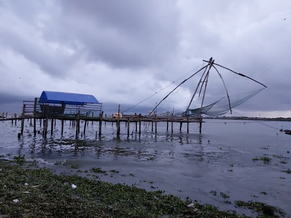 Čínské rybářské sítě na nábřeží ve Fort Kochi v Kérale